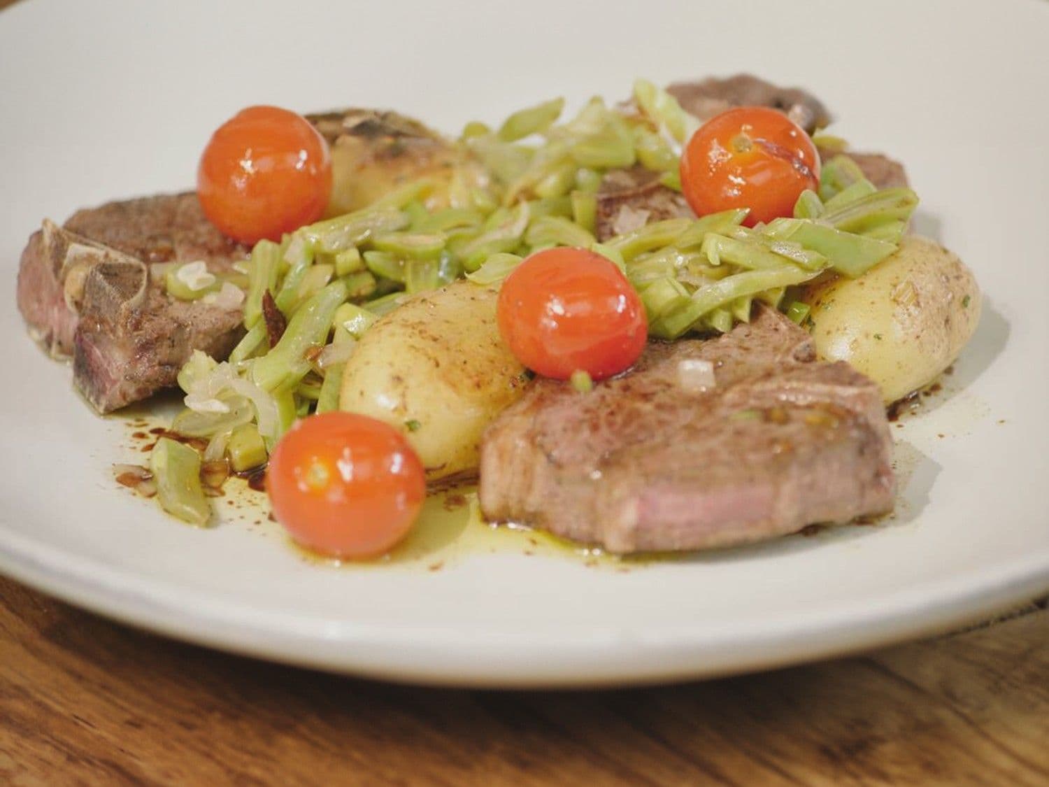 Lamskoteletten met snijbonen, rozemarijnaardappelen en kerstomatenvinaigrette