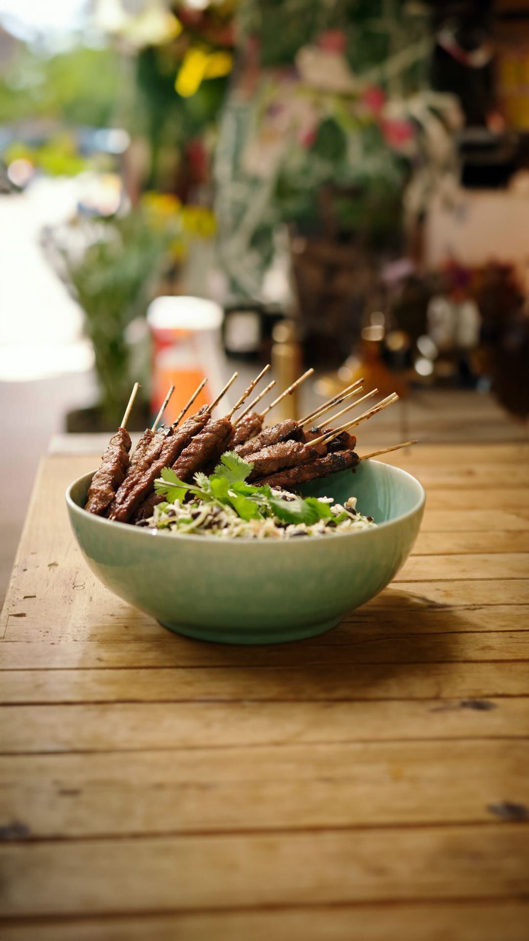 Teriyaki saté met een zwarte bonensalade