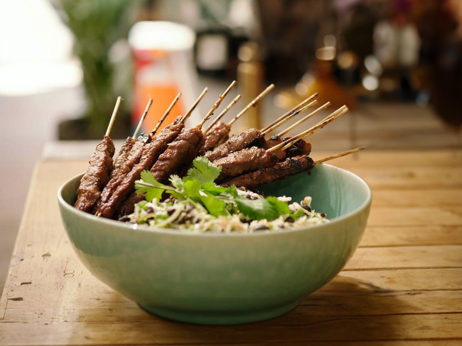 Teriyaki saté met een zwarte bonensalade
