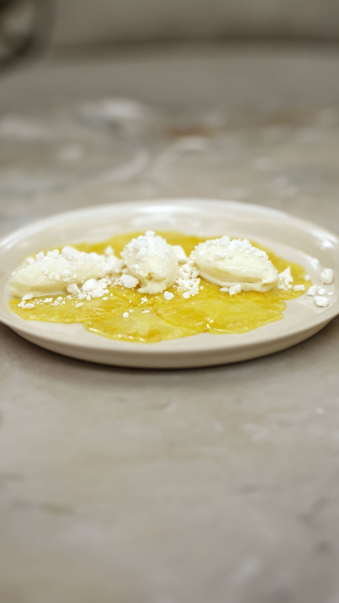 Witte chocolademousse op carpaccio van ananas