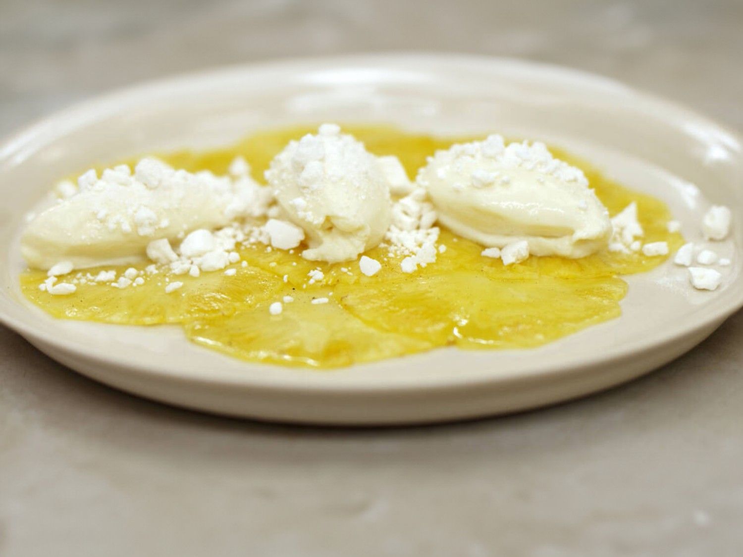 Witte chocolademousse op carpaccio van ananas