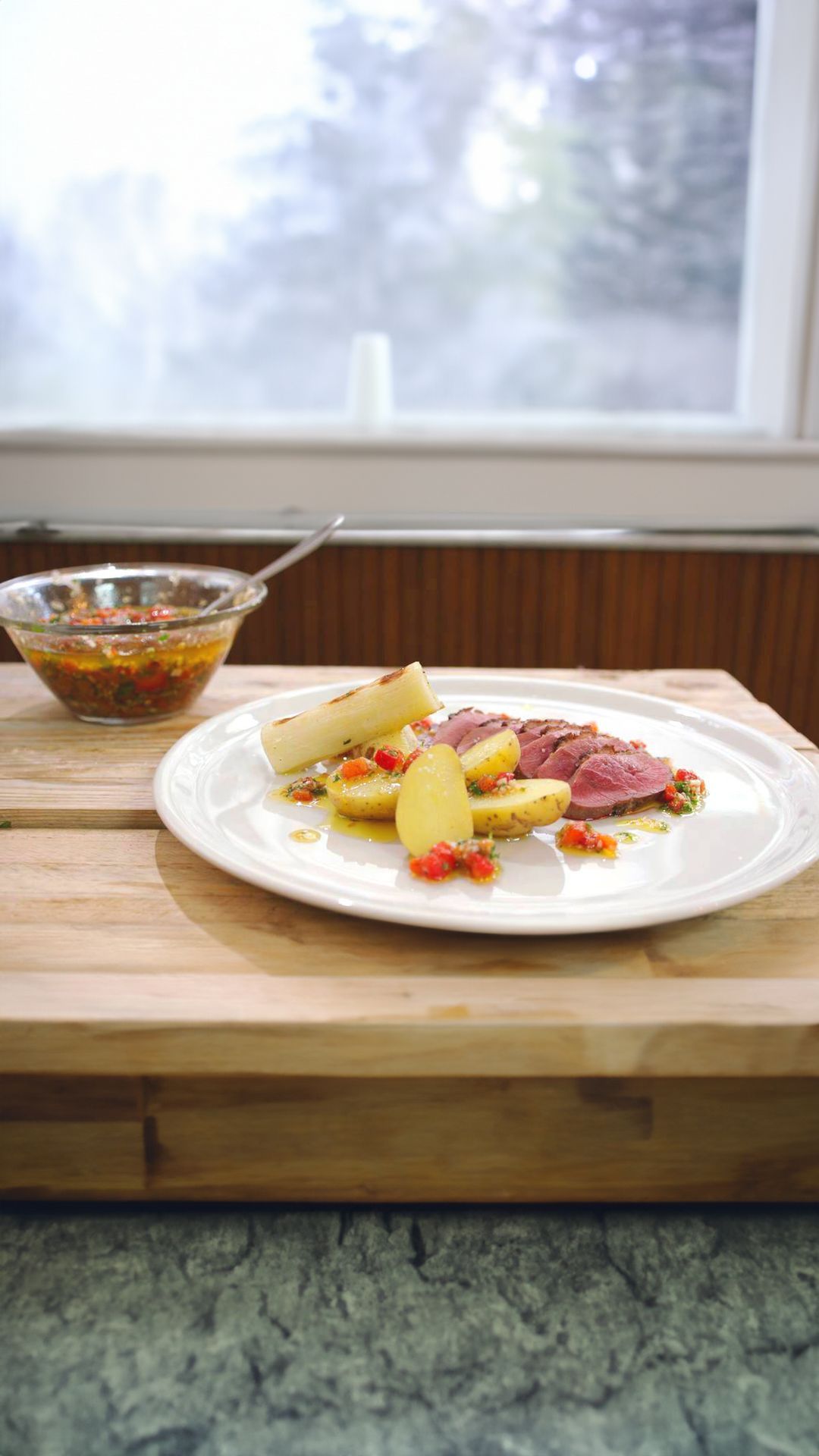 Geroosterde eendenborst met gegrilde prei en chimichurri