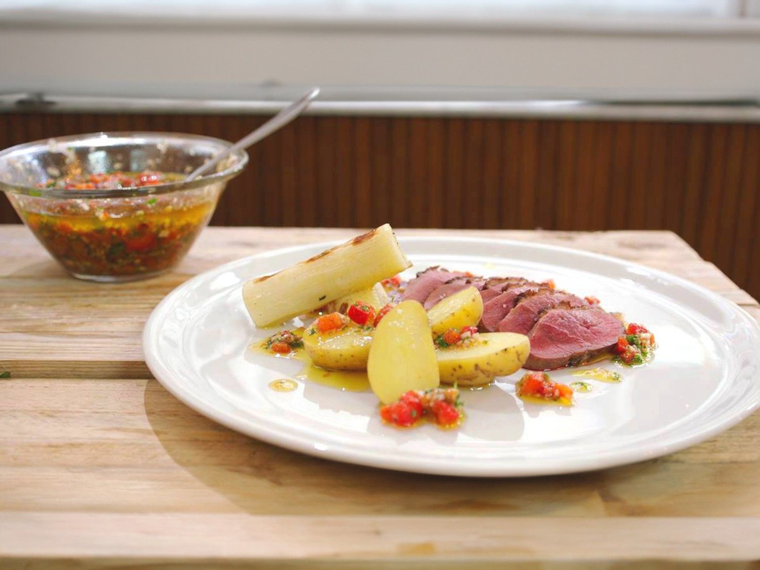 Geroosterde eendenborst met gegrilde prei en chimichurri