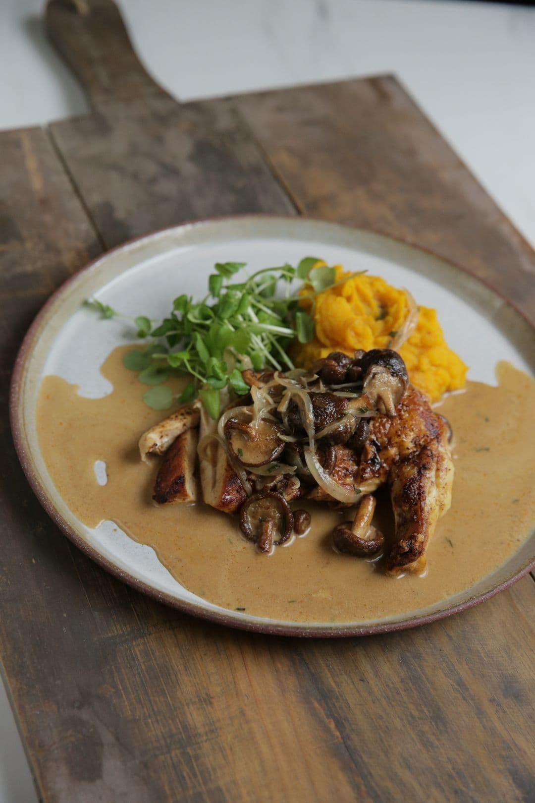 Gebakken kip met champignonroomsaus en pompoenpuree