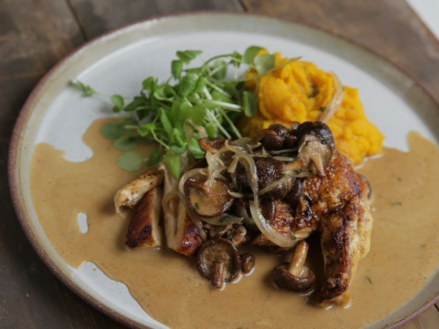 Gebakken kip met champignonroomsaus en pompoenpuree