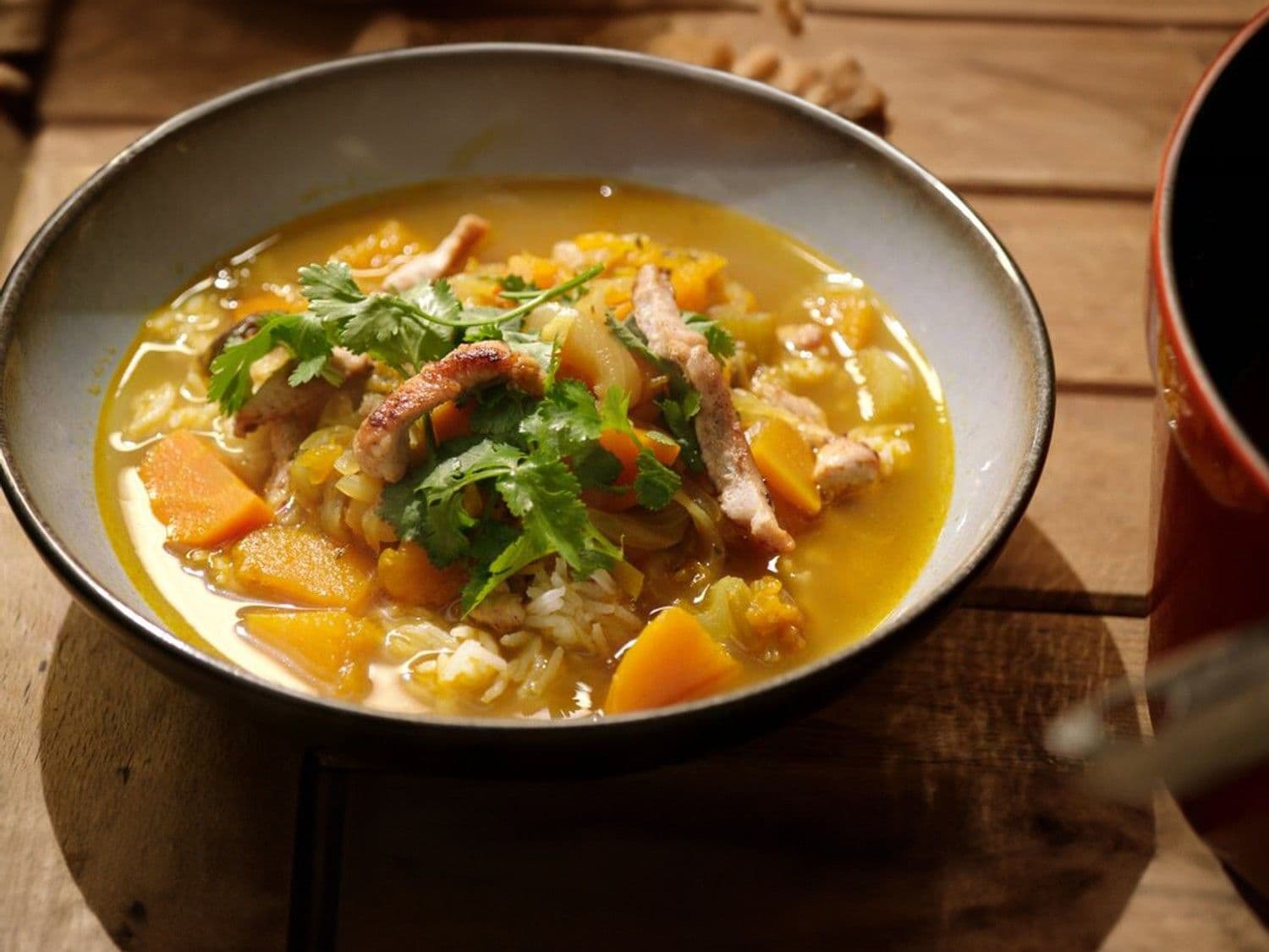 Pompoensoep met curry en kalkoenreepjes