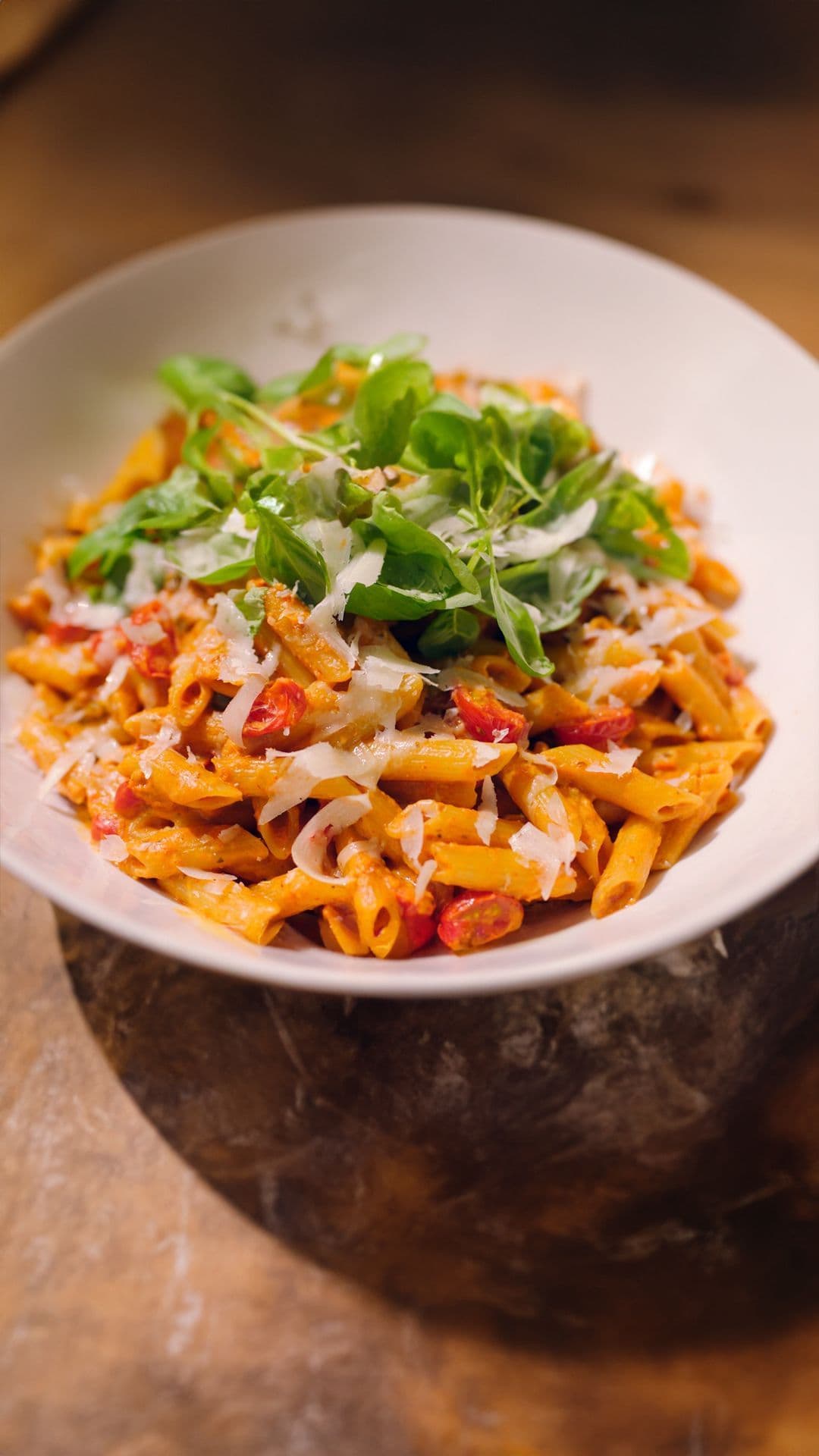 Romige pasta met ricotta, zure room, paprika en zongedroogde tomaten