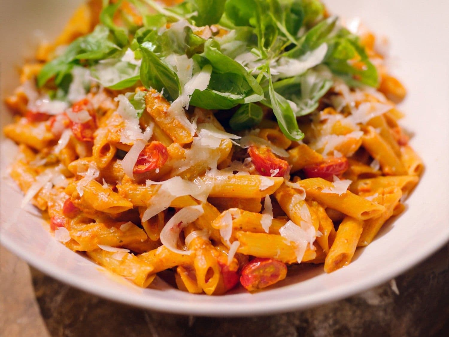 Romige pasta met ricotta, zure room, paprika en zongedroogde tomaten