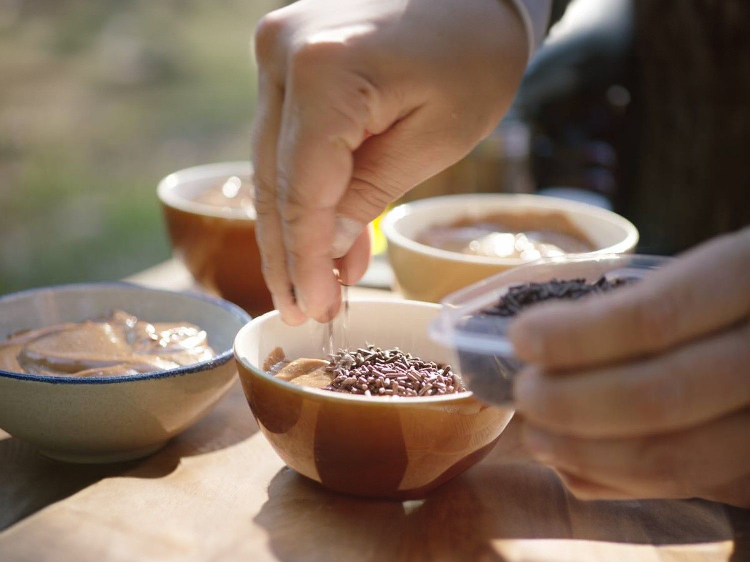 Vanille- en chocoladepudding, chocomelk en marshmallows