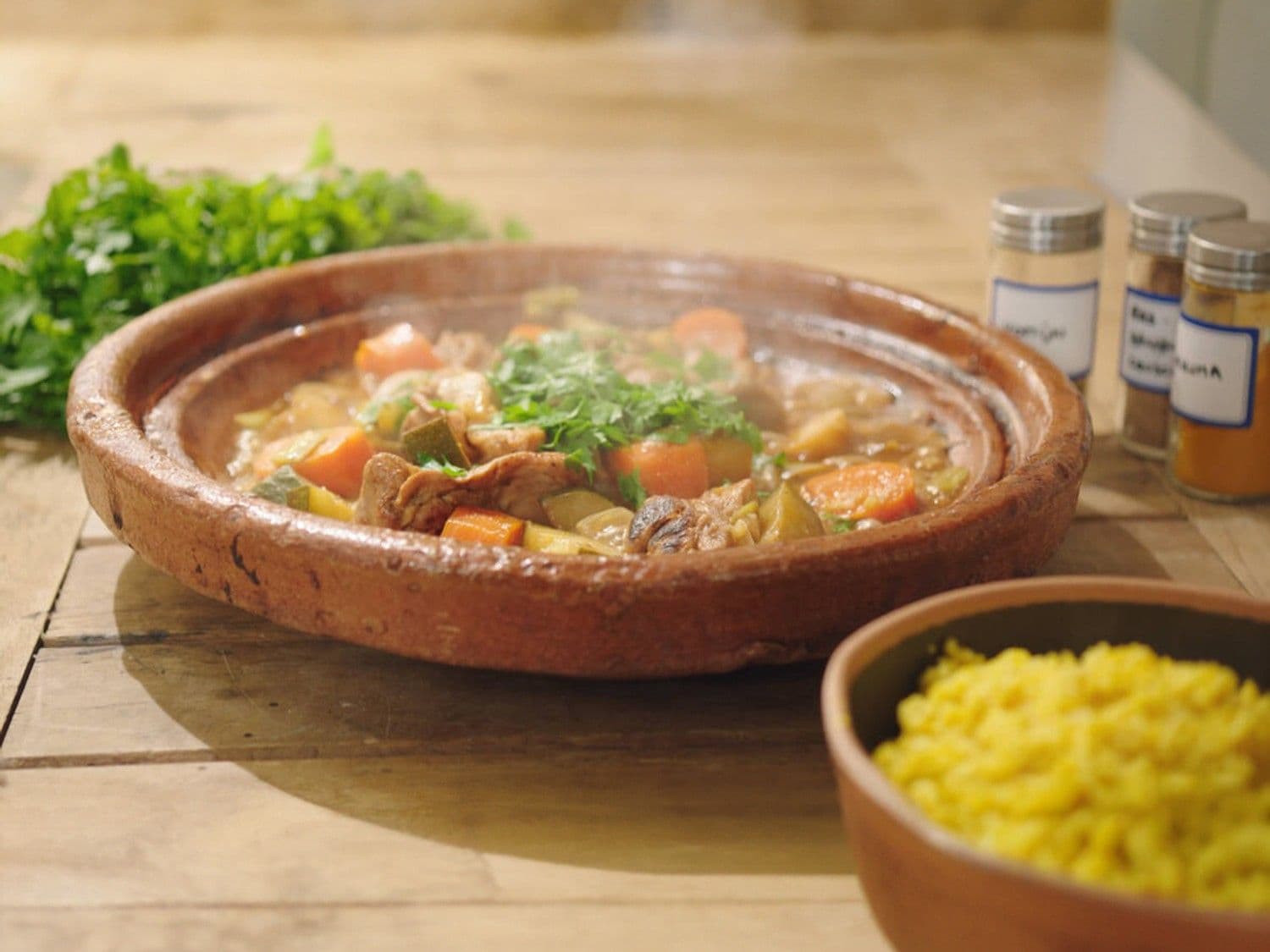 Tajine met vlees van kippenbouten en herfstgroenten