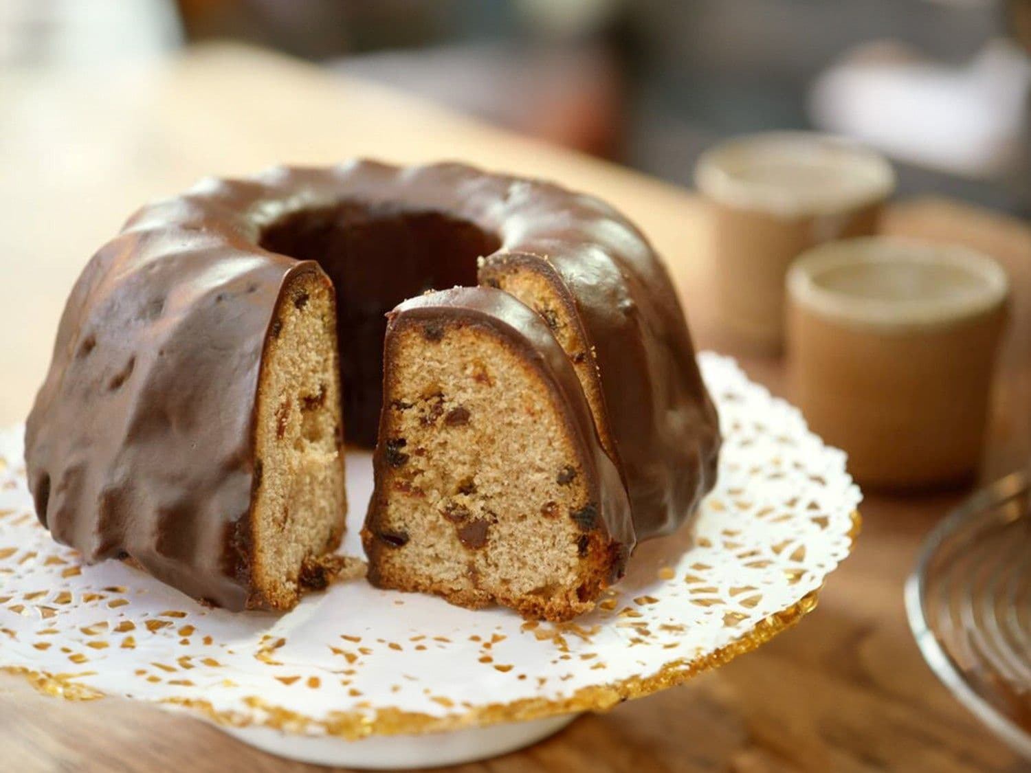 Tulbandcake met rozijnen, rum en kaneel