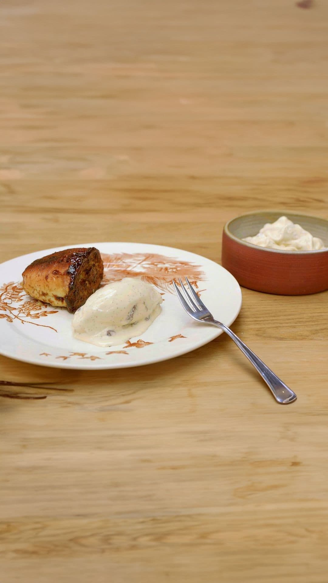 Gewonnen sandwiches met ijs van rum raisin