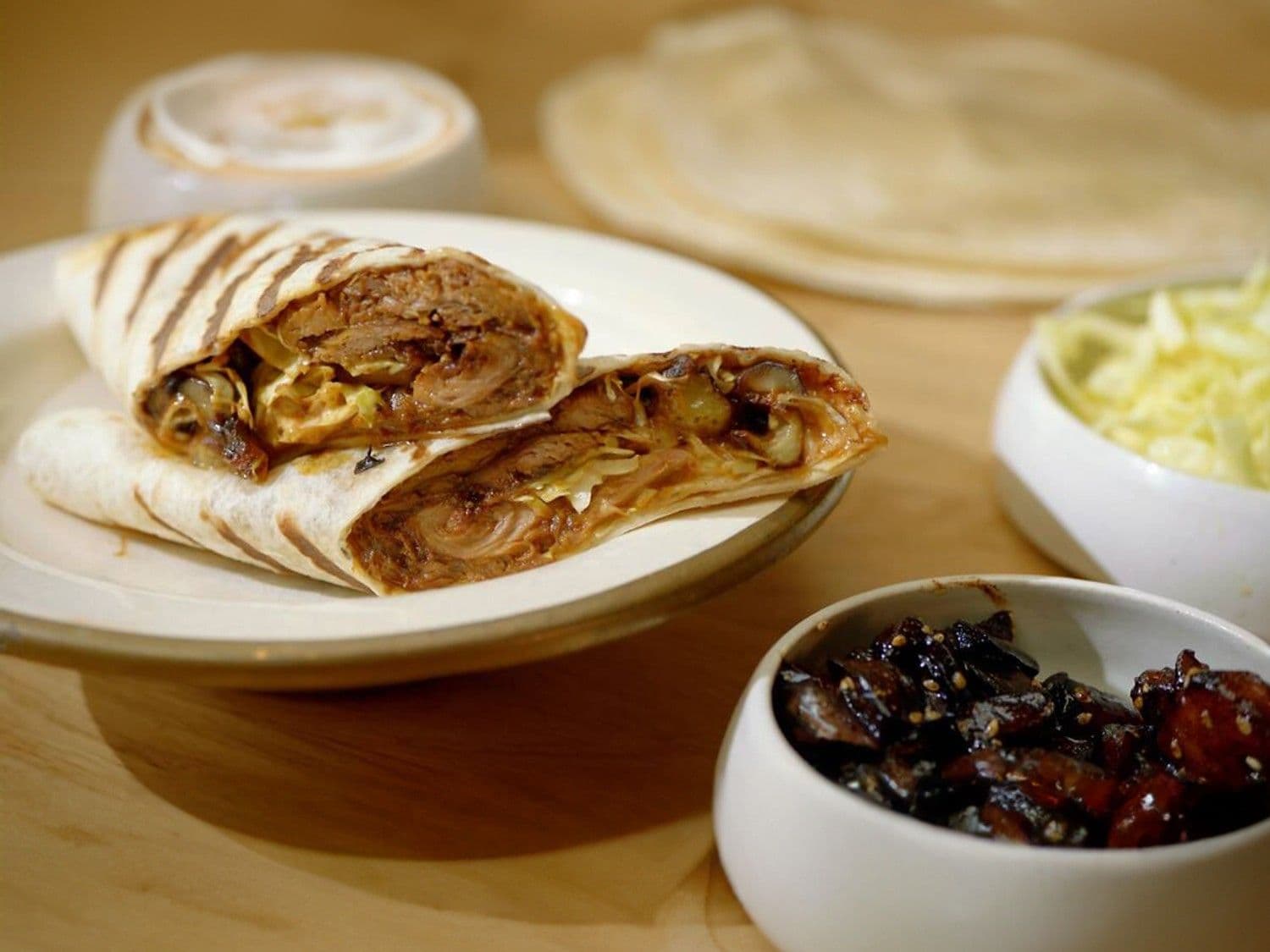 Dürüm met pulled lamb, aubergine en spitskool