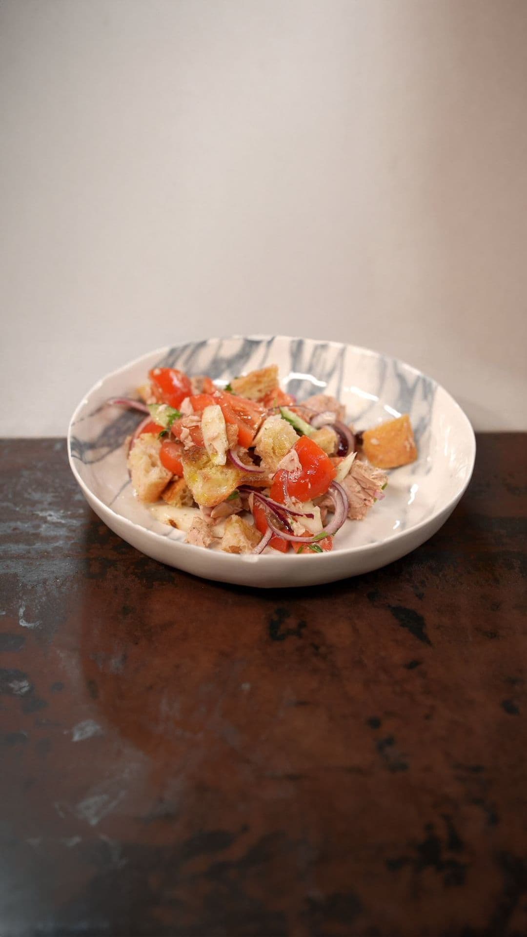 Panzanella met gegrilde asperges en tonijn