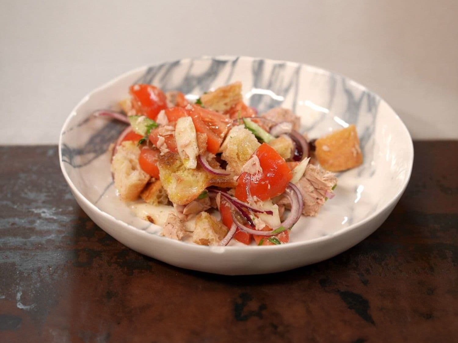 Panzanella met gegrilde asperges en tonijn