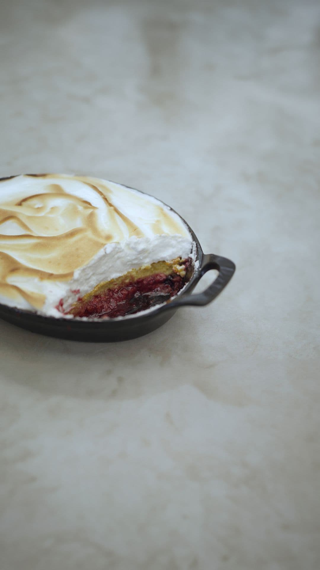 Rode vruchten uit de oven met meringue