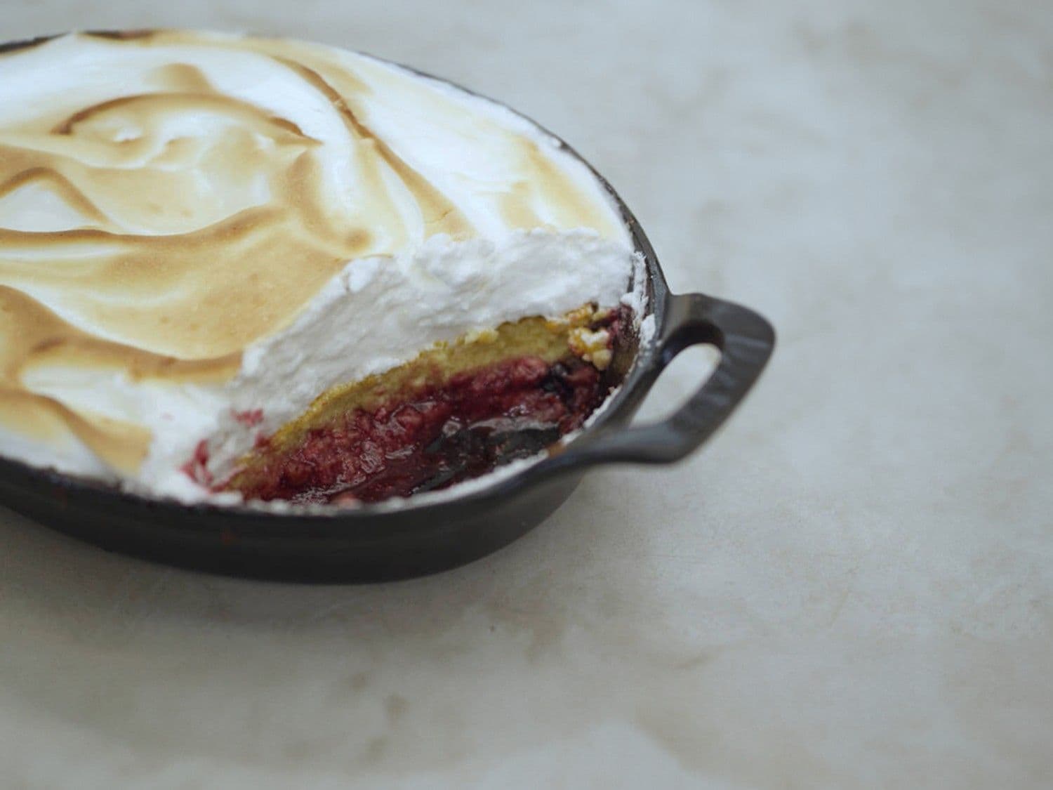 Rode vruchten uit de oven met meringue