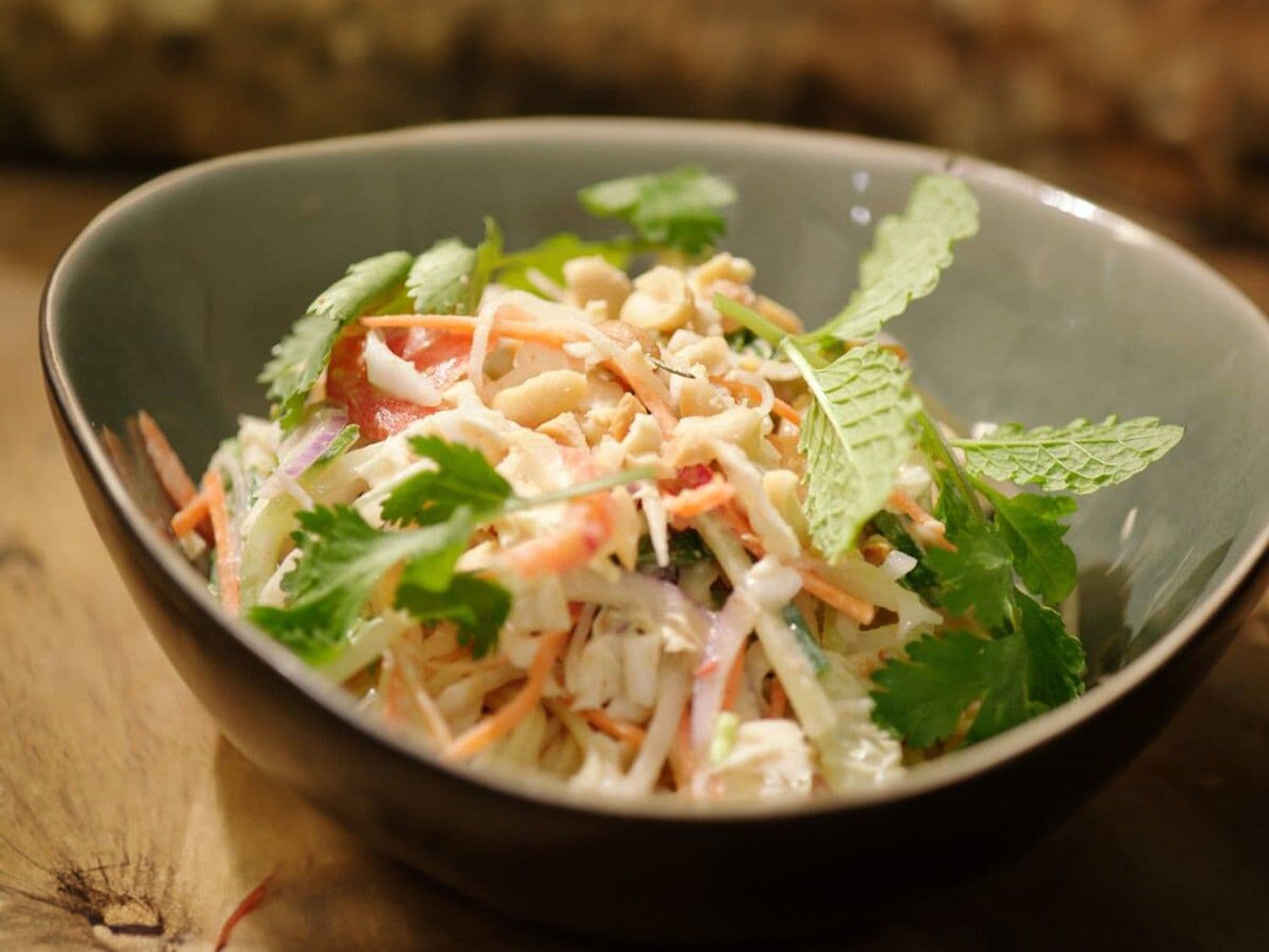 Thaise groentesalade met pindadressing