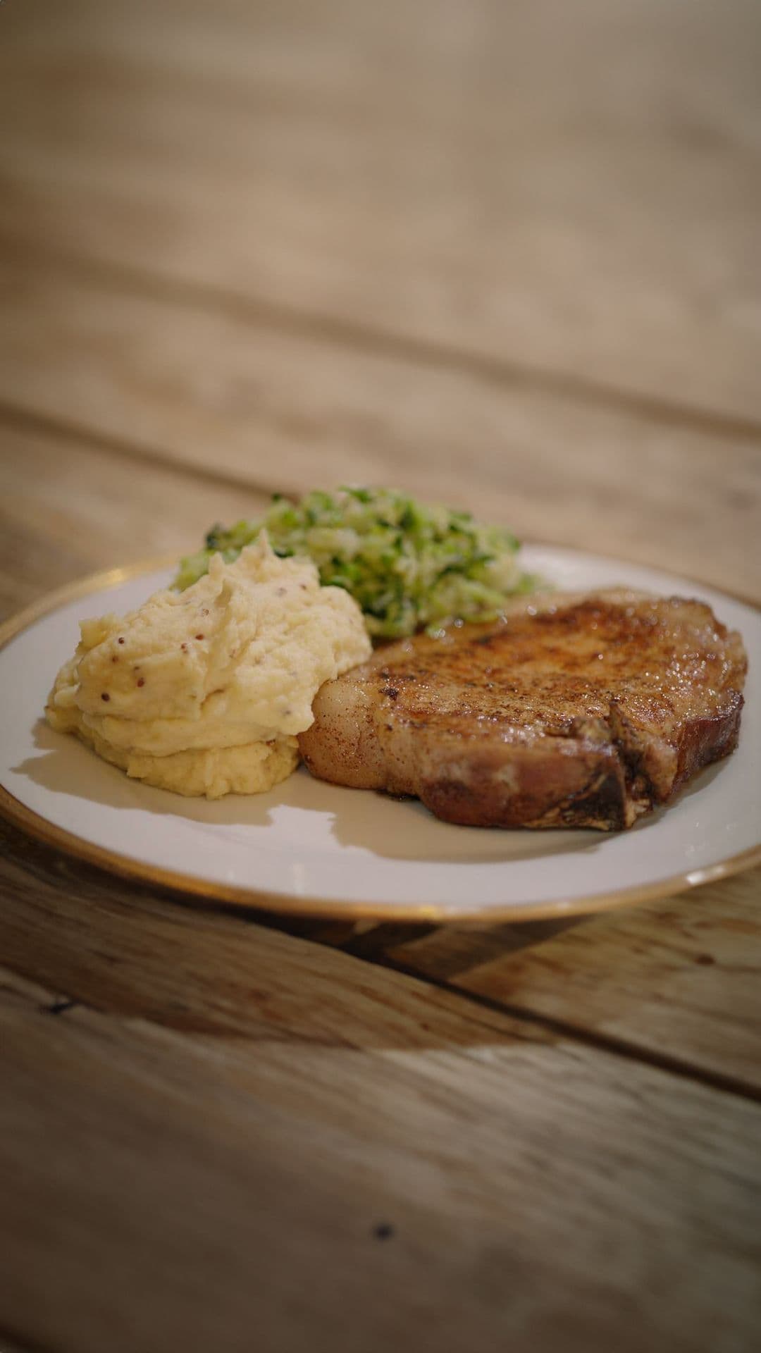 Kotelet met gestoofde groene kool en mosterdpuree