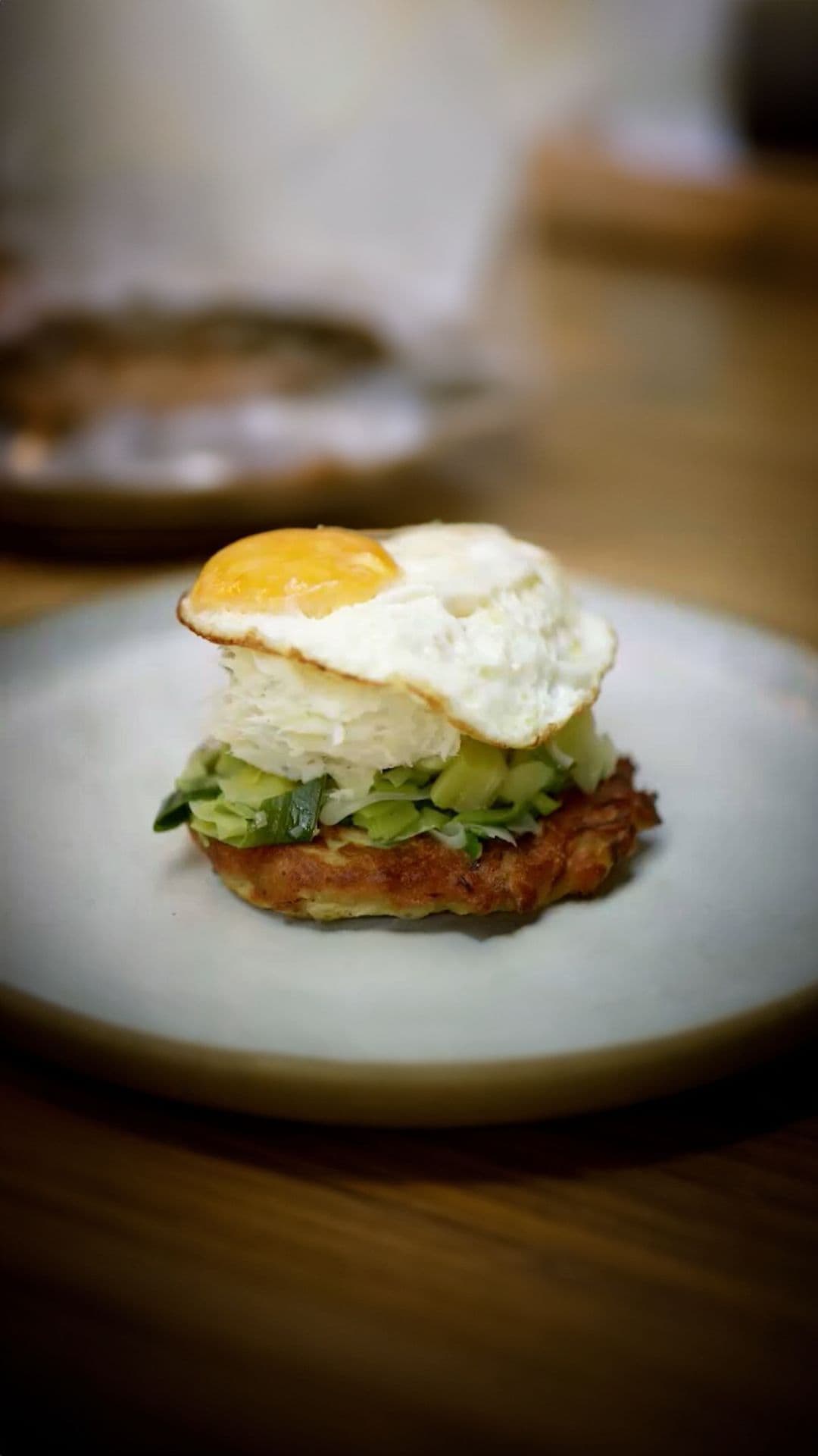 Blini met prei, brandade en een spiegelei