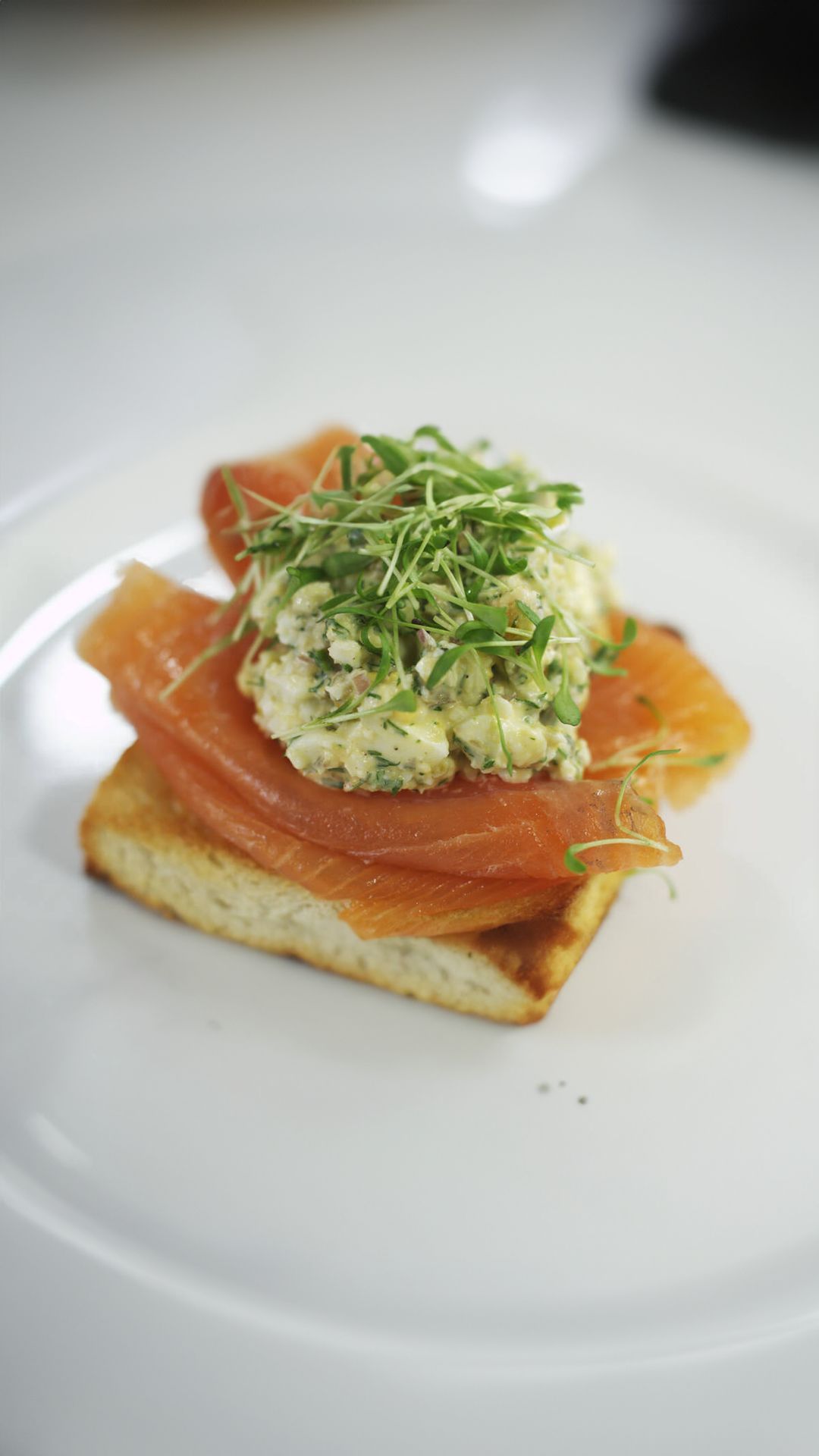 Toast met eiersla en gerookte zalm