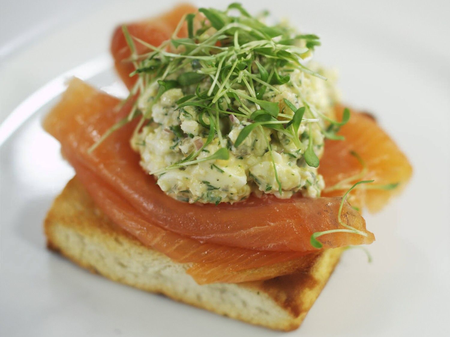 Toast met eiersla en gerookte zalm