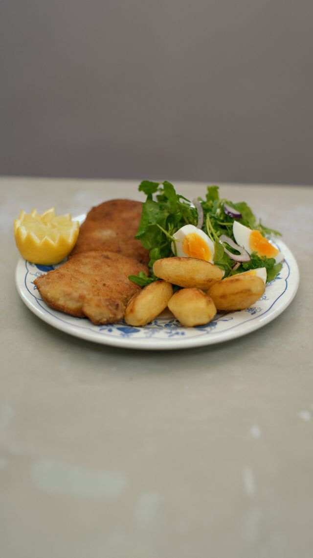 Wiener schnitzels met salade en gebakken aardappelen