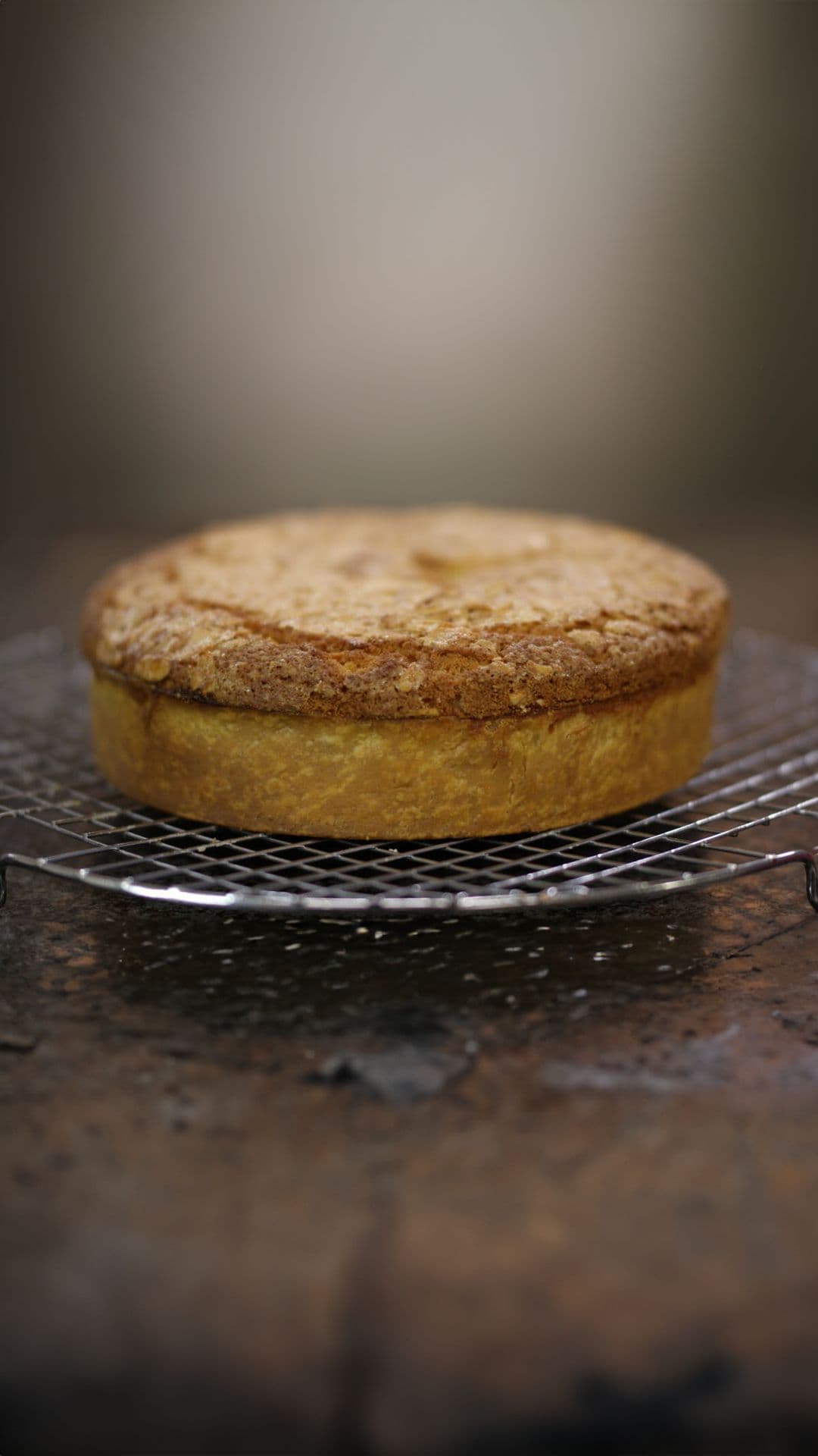 Kruimeldeeg met cakebeslag,  appelcompote en amandel