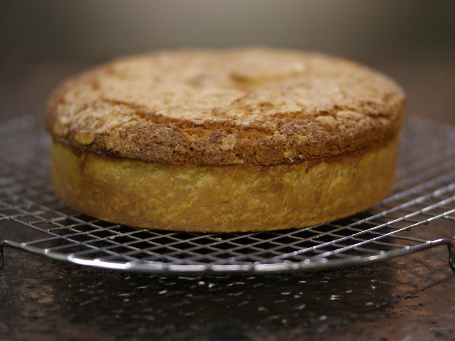 Kruimeldeeg met cakebeslag,  appelcompote en amandel