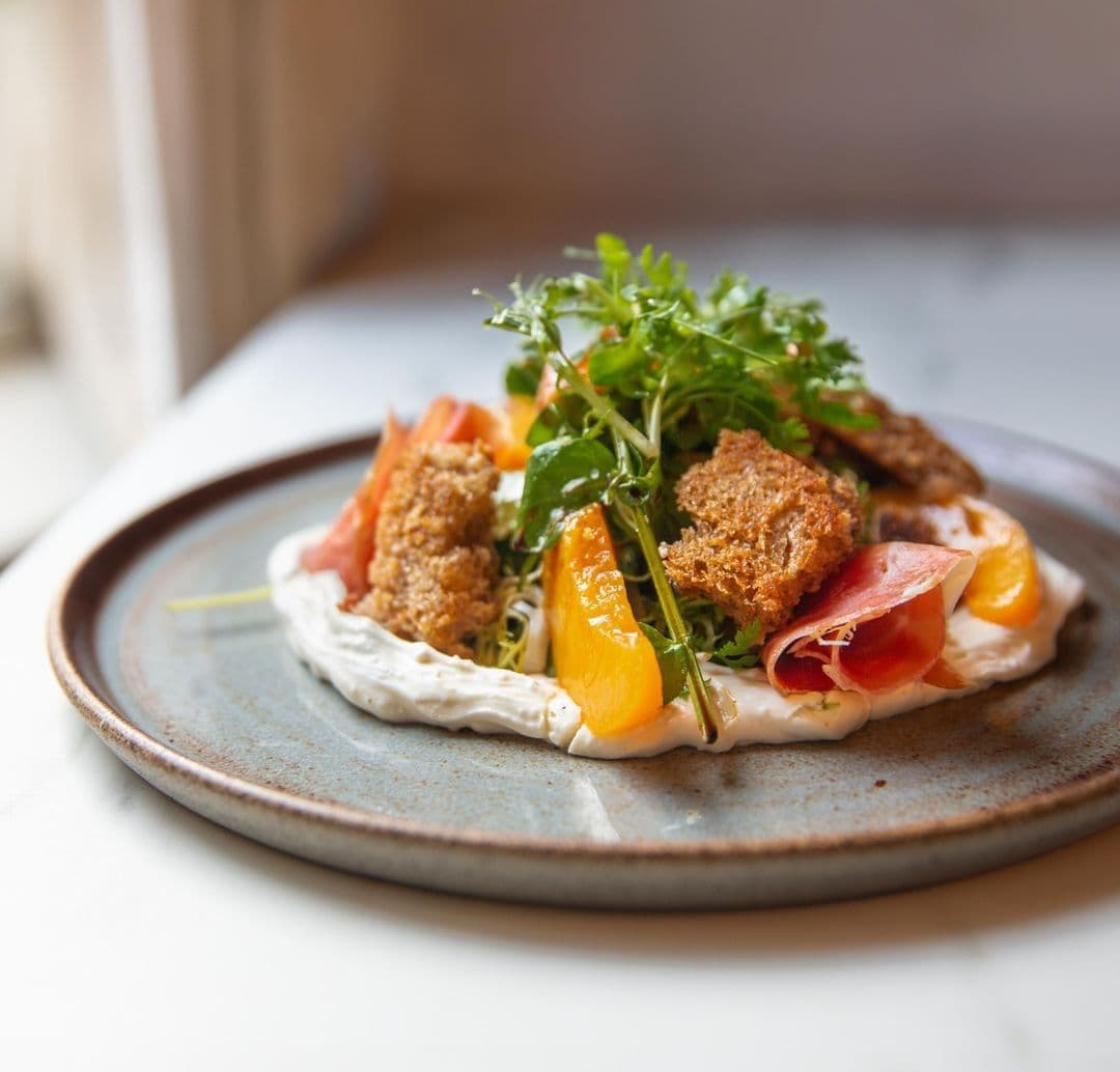 Salade met blauwe kaas, perzik en Gandaham