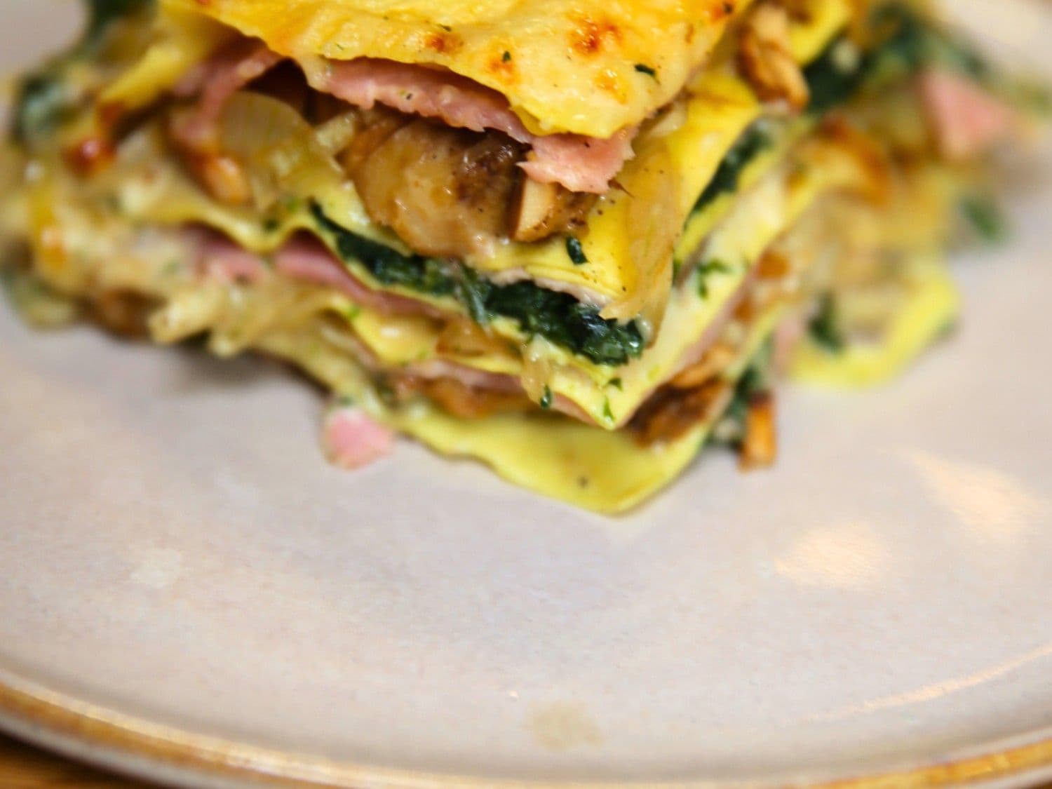 Lasagne met ham, champignons, boerenkool en drie kazen