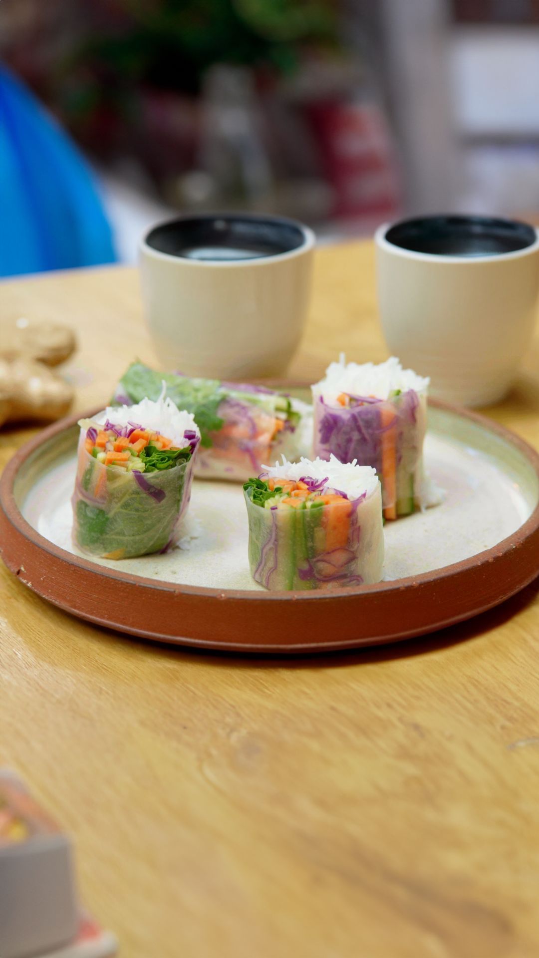 Spring roll met noedels, thaise dressing en een pindadip