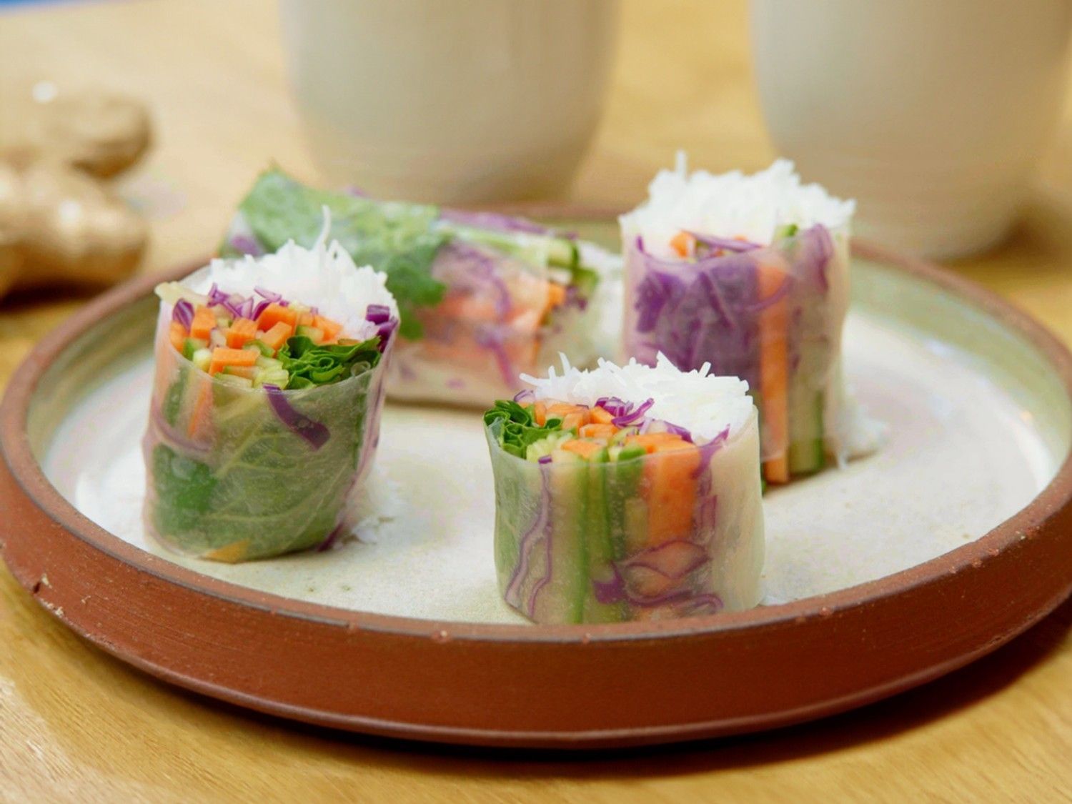 Spring roll met noedels, thaise dressing en een pindadip