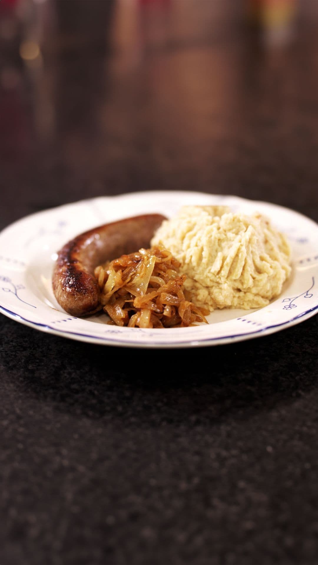 Boerenworst met mosterdpuree en gebakken ajuin