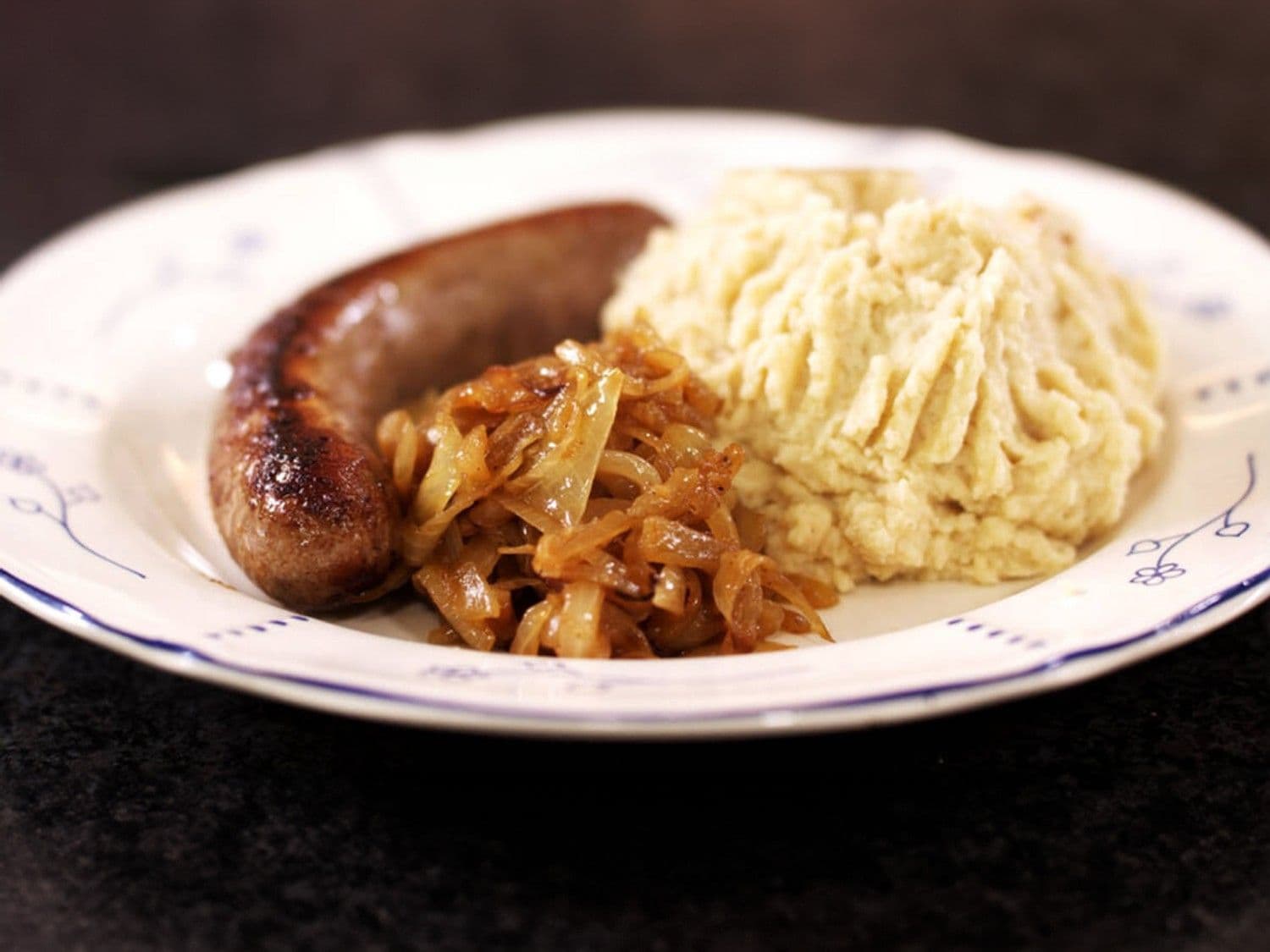 Boerenworst met mosterdpuree en gebakken ajuin