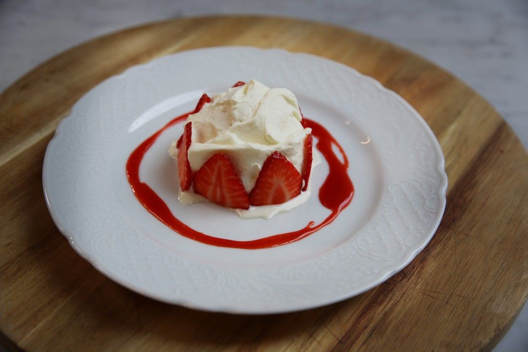 Pavlova met vanille-ijs, slagroom en aardbeien
