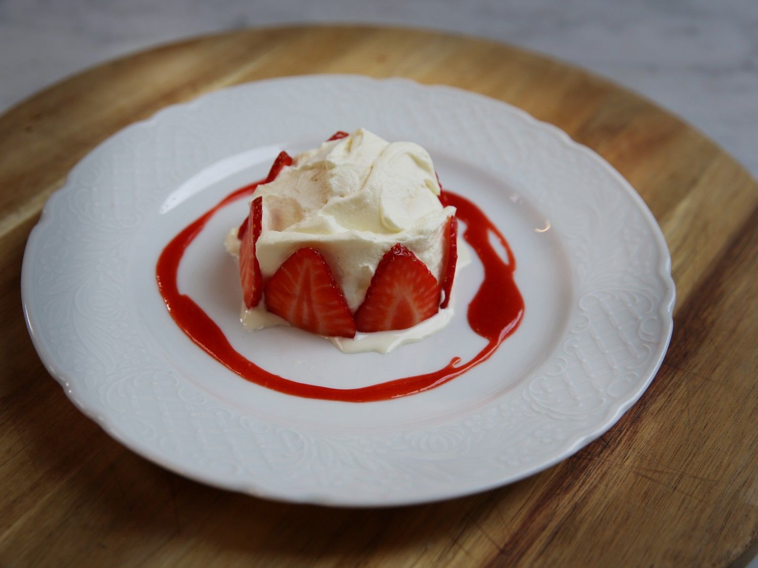 Pavlova met vanille-ijs, slagroom en aardbeien