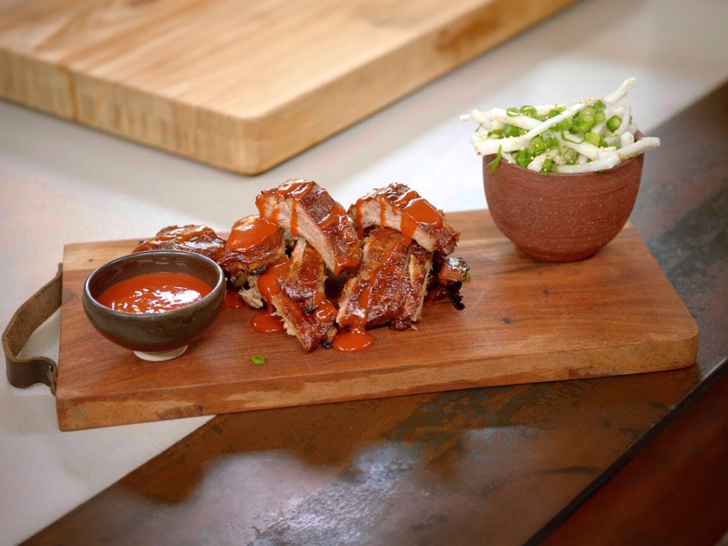Gelakte ribben met sweet chiliketchup