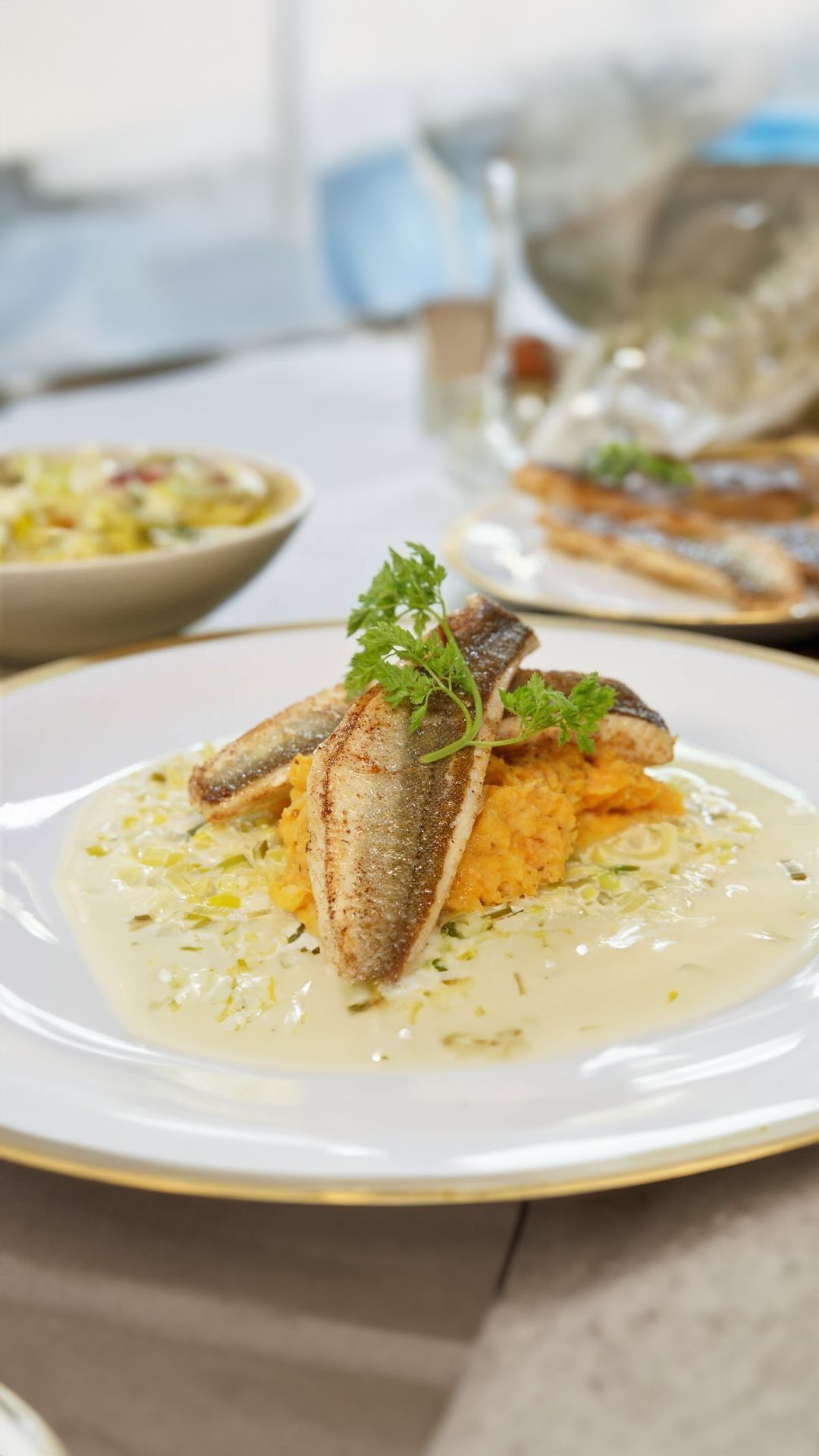 Rode poon met puree van zoete aardappel en preisaus