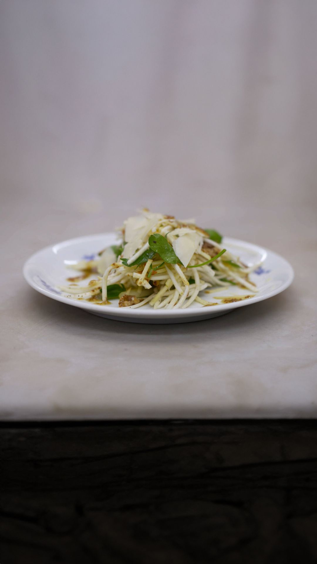 Salade van knolselder met parmezaanse kaas