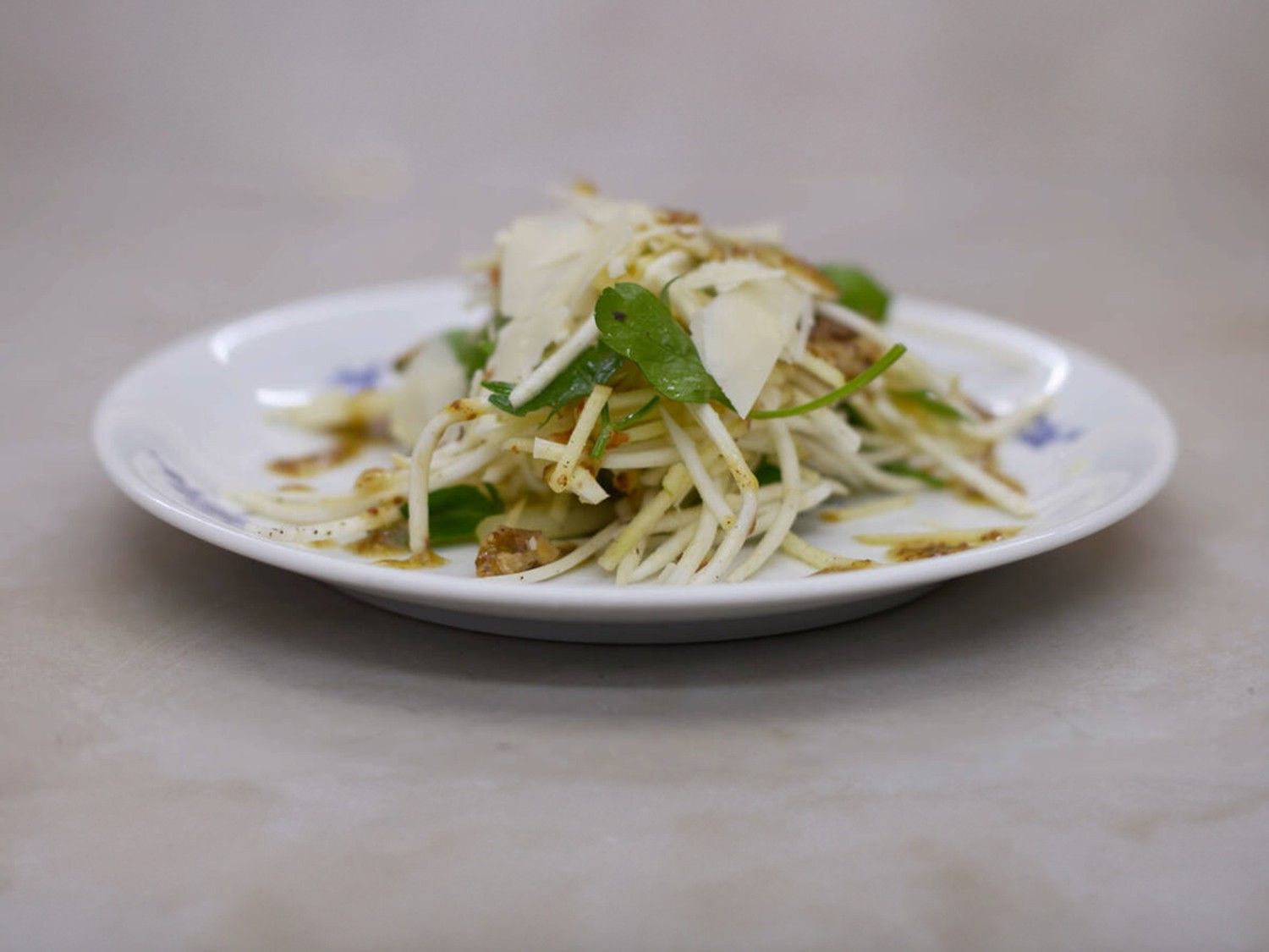 Salade van knolselder met parmezaanse kaas