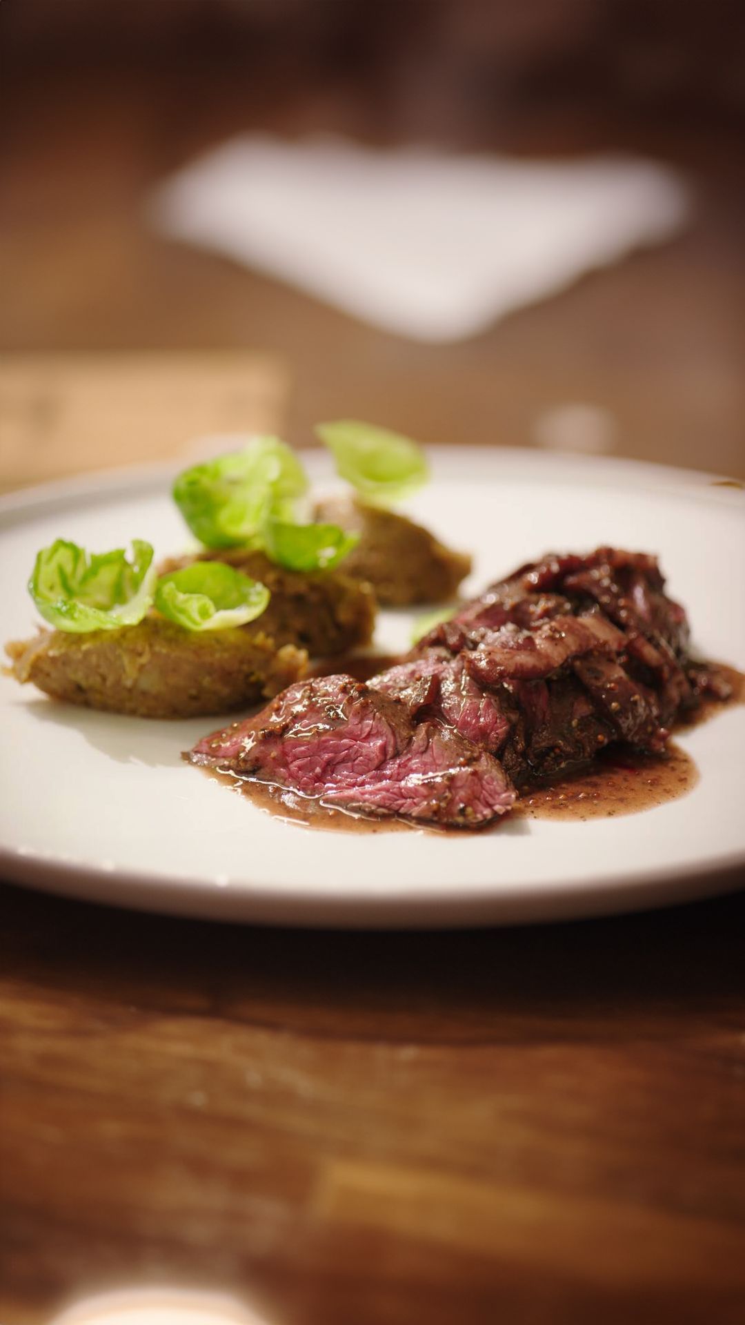 Gebakken onglet met speksaus en spruitenstoemp