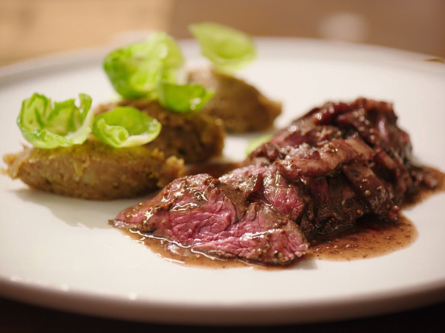 Gebakken onglet met speksaus en spruitenstoemp
