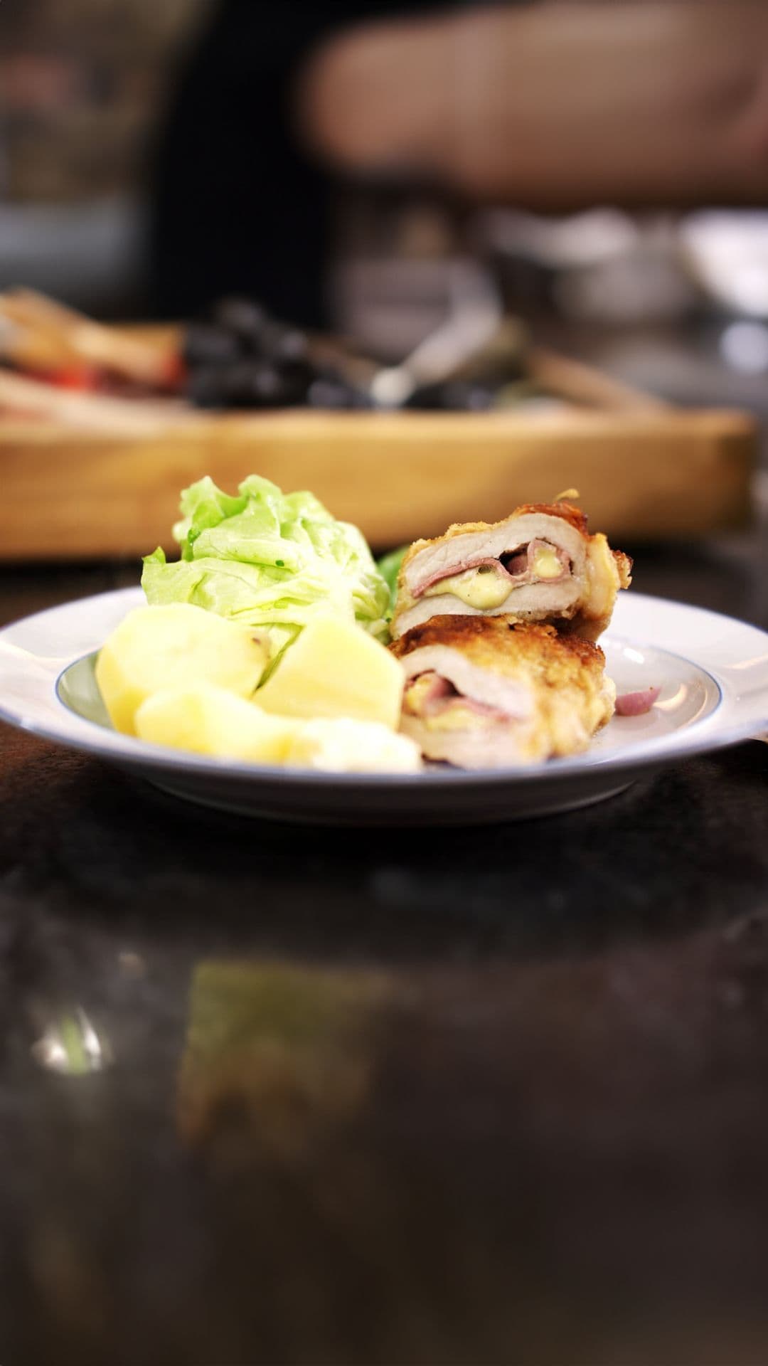 Cordon bleu met sla en aardappelen