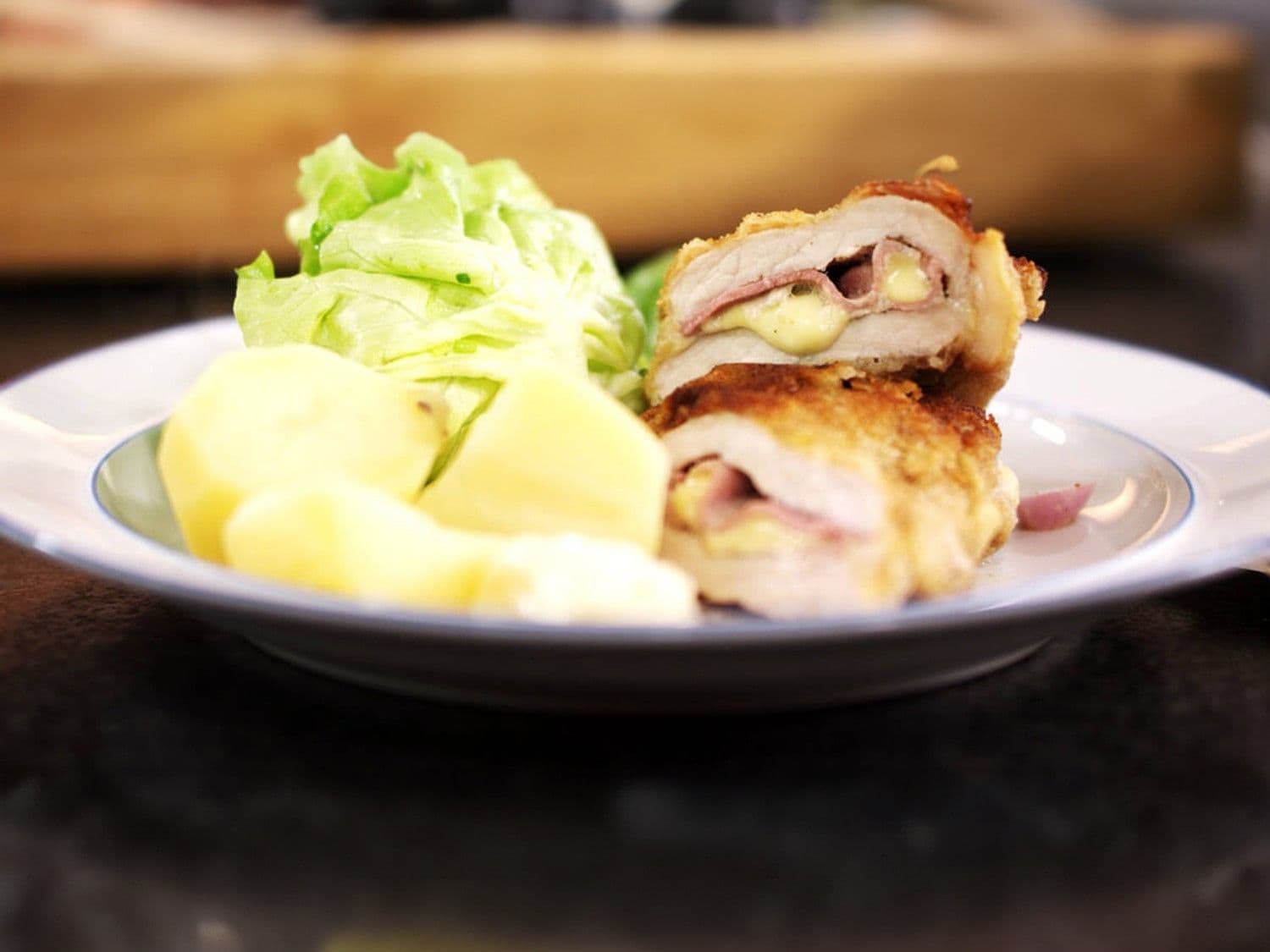 Cordon bleu met sla en aardappelen