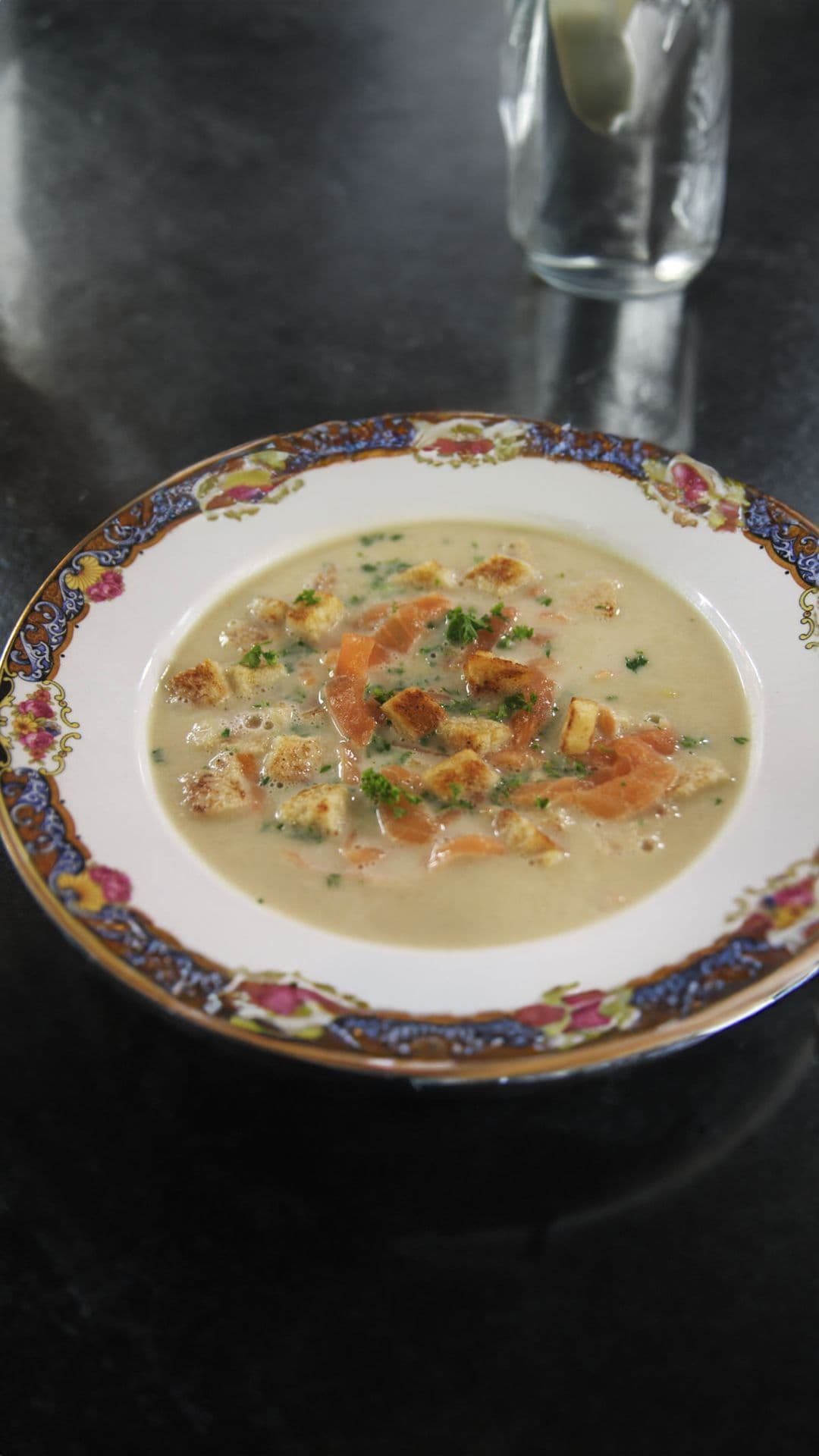 Aspergesoep met croutons en gerookte zalm