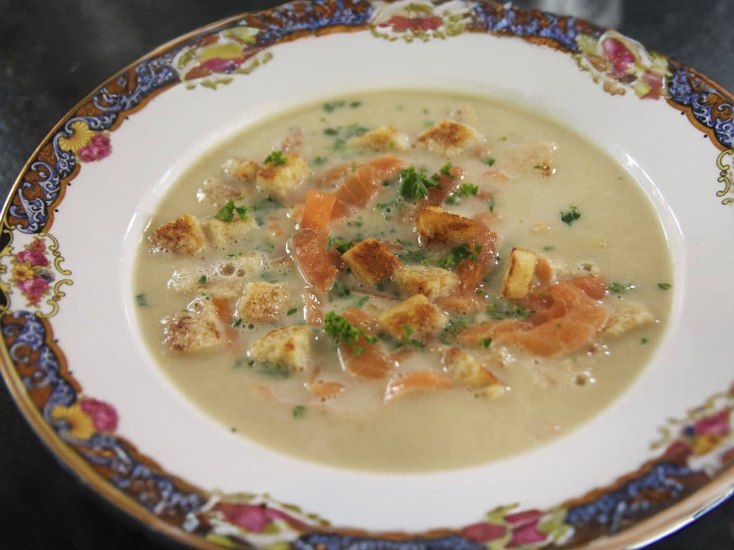 Aspergesoep met croutons en gerookte zalm