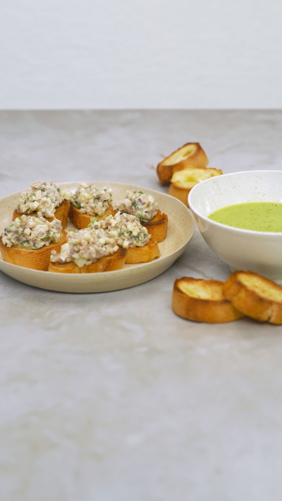 Gazpacho van groene asperges met tartaar van gerookte sprot