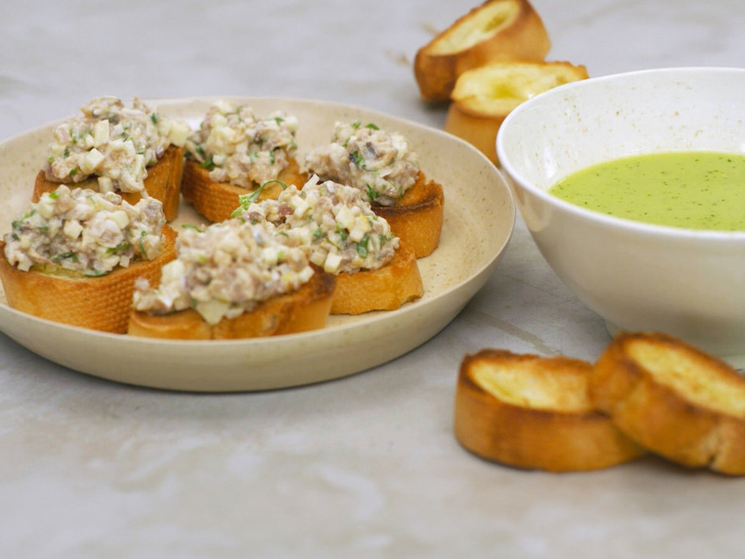 Gazpacho van groene asperges met tartaar van gerookte sprot