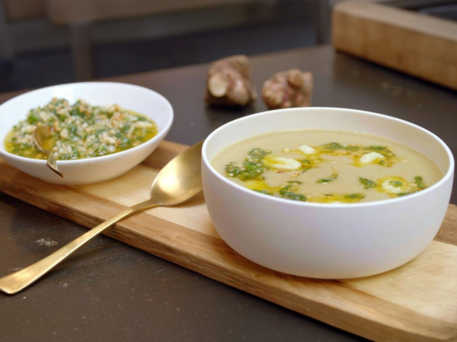 Aardpeersoep met gnocchi en basilicumpesto